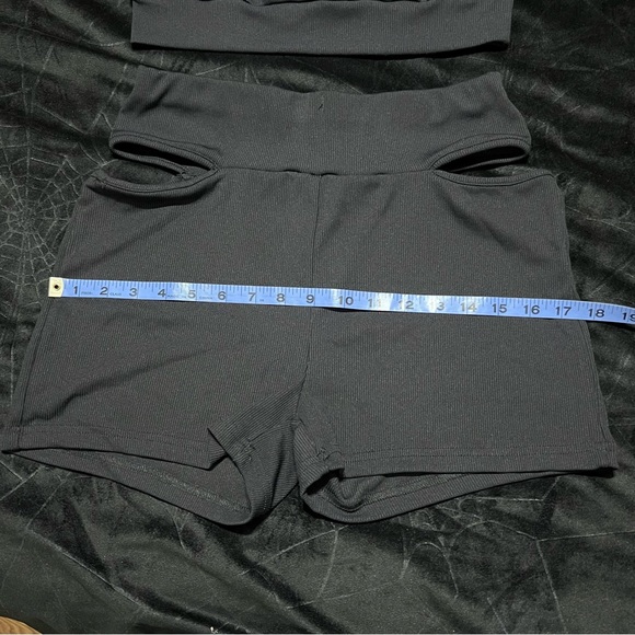 Colorblock Criss Cross Top & Cut Out Biker Shorts (Large) - Picture 8 of 10